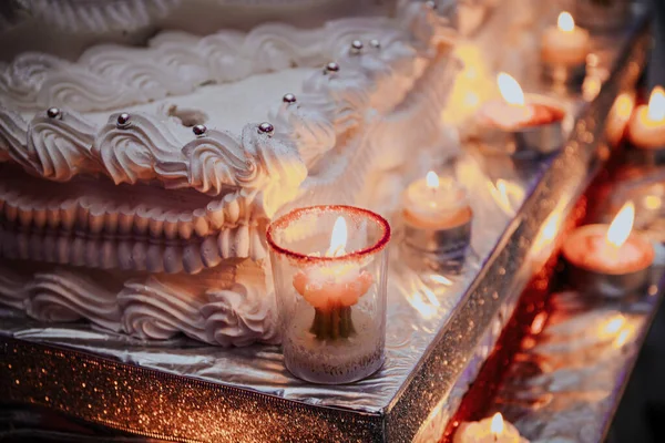 Una Torta Nuziale Splendidamente Decorata Con Candele — Foto Stock