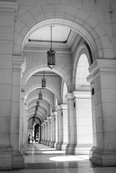 Vertical Grayscale Shot Arches Columns Building — Stock Photo, Image