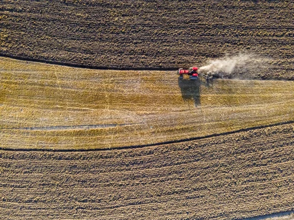 Tiro Aéreo Máquinas Agrícolas Que Trabalham Campo — Fotografia de Stock