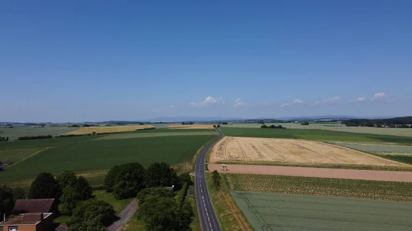 Letecký Pohled Ulici Obklopenou Poli — Stock fotografie