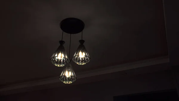 Primer Plano Una Lámpara Araña Iluminada Una Habitación Oscura — Foto de Stock