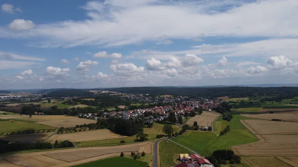 Una Vista Aérea Pueblo Con Campos Alrededor — Foto de Stock