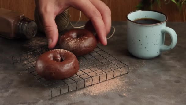 Φλυτζάνι Καφέ Και Ντόνατς Σοκολάτας Ξύλινο Φόντο — Αρχείο Βίντεο