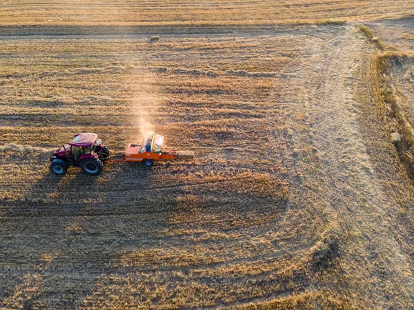 Sahada Çalışan Tarımsal Makinelerin Hava Görüntüsü — Stok fotoğraf