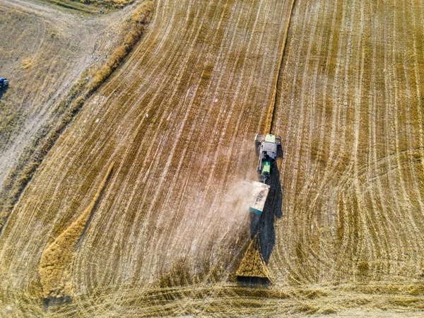 Een Luchtopname Van Landbouwmachines Die Het Veld Werkzaam Zijn — Stockfoto