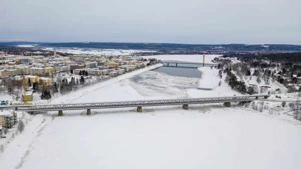 Ένα Όμορφο Χειμερινό Τοπίο Κτίρια Και Μια Σιδηροδρομική Γέφυρα Πάνω — Φωτογραφία Αρχείου