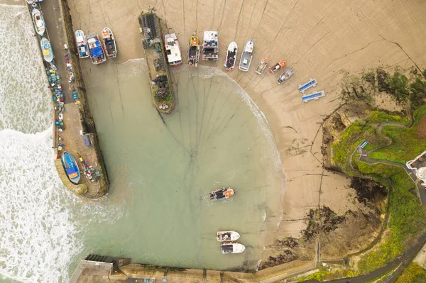 Uma Vista Aérea Praia Arenosa Com Barcos Estacionados Newquay Cornwall — Fotografia de Stock