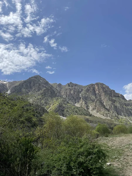 Ermenistan Daki Kayalık Dağların Güzel Manzarası Mavi Bulutlu Gökyüzünün Altında — Stok fotoğraf