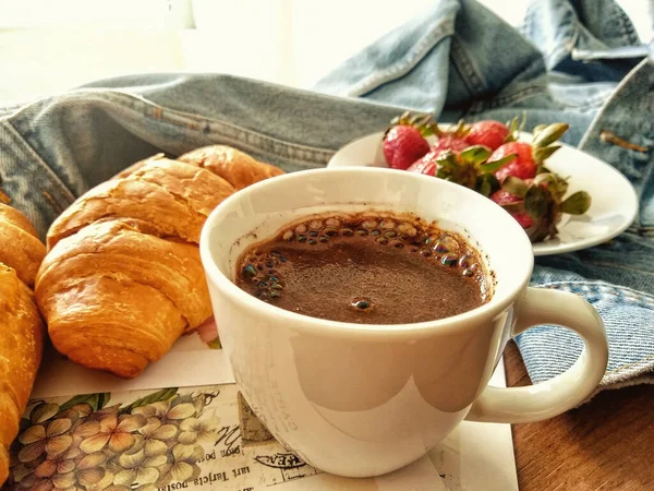Egy Közeli Kép Egy Csésze Kávéról Croissant Ról Egy Tányér — Stock Fotó