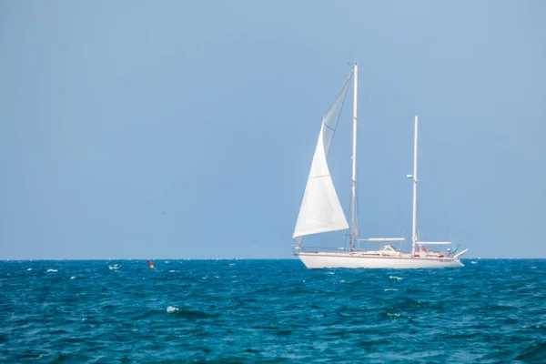 Лодка Плывущая Море Летом — стоковое фото