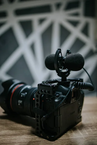 Sarajevo Bosnia Herzegovina Jul 2021 Closeup Camera Shotgun Microphone Table — Stock Photo, Image