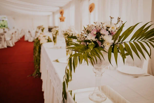 Vacker Bröllopsmottagning Plats Dekorerad Med Blommor — Stockfoto