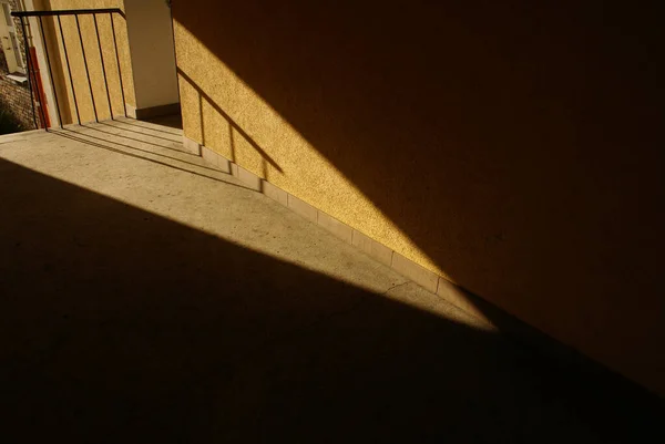 Μια Σκιά Ήλιου Πέφτει Στο Σκοτεινό Μπαλκόνι — Φωτογραφία Αρχείου