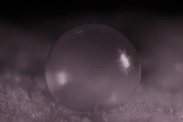 Tiro Close Uma Esfera Vidro Uma Superfície Brilhante — Fotografia de Stock