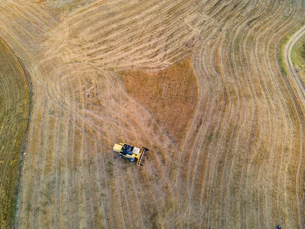 Una Toma Aérea Maquinaria Agrícola Que Trabaja Campo — Foto de Stock