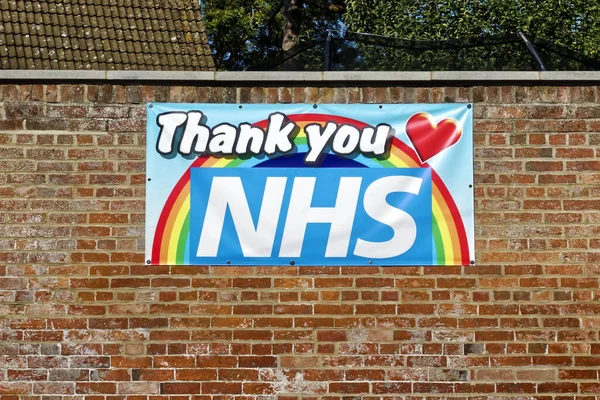 Warminster イギリス 2020年9月13日 カラフルなNhsレンガの壁に取り付けられた希望のバナーの虹ありがとうございました — ストック写真