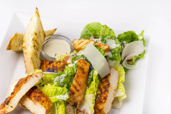 Une Vue Dessus Salade Poulet Grillé Sur Une Assiette Blanche — Photo