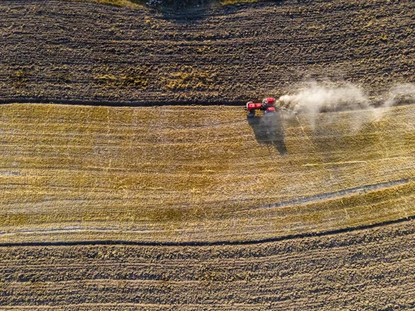 在田里干活的农业机械的航拍 — 图库照片