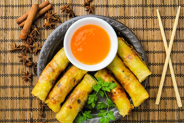 Frühlingsrollen Mit Süßer Sauce Auf Schwarzem Teller — Stockfoto