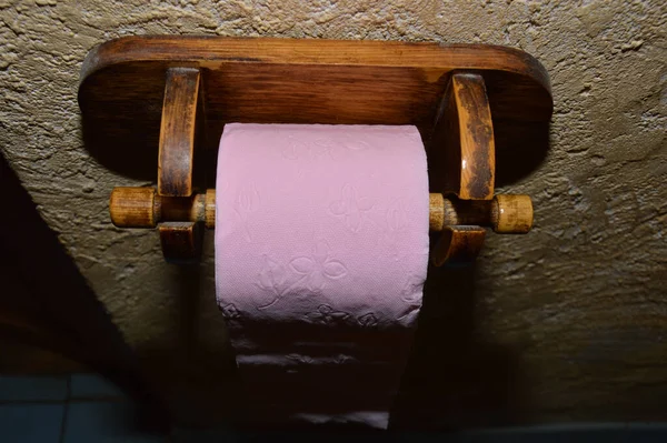 Een Toilet Papierrol Een Houten Hanger — Stockfoto