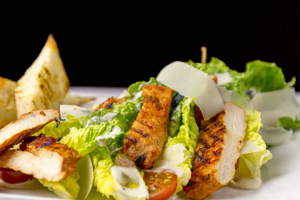 Salade Poulet Grillée Sur Une Assiette Blanche Fond Noir — Photo