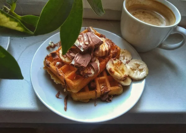 Een Hoge Hoek Shot Van Een Bord Van Wafels Met — Stockfoto