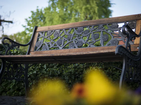 花园里一条长椅的特写镜头 — 图库照片