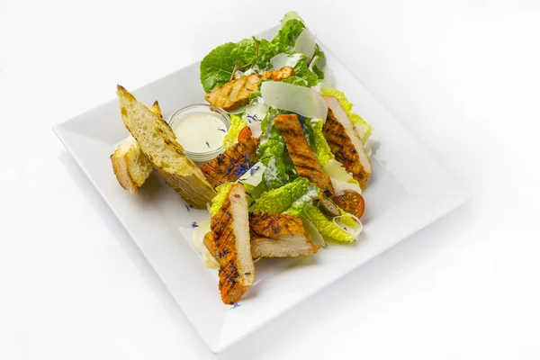 Una Vista Dall Alto Insalata Cesare Appetitosa Isolata Sfondo Bianco — Foto Stock