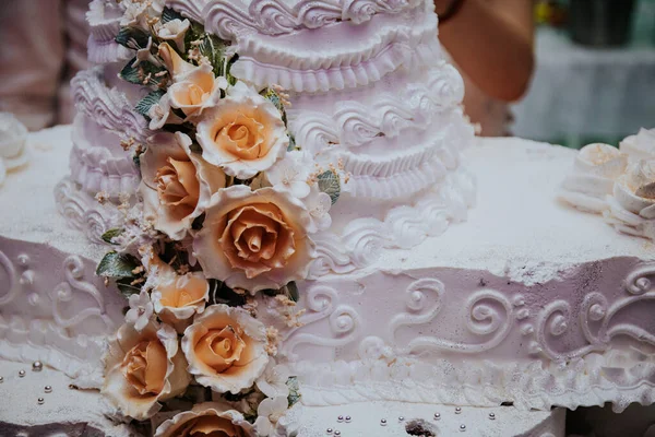 Een Prachtig Versierde Bruidstaart Met Bloemen — Stockfoto