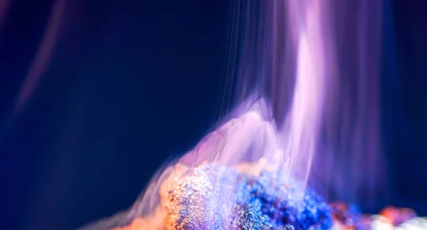 カラフルな燃える炎のクローズアップショット — ストック写真