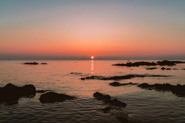 Una Hermosa Puesta Sol Rosa Playa Rocosa —  Fotos de Stock