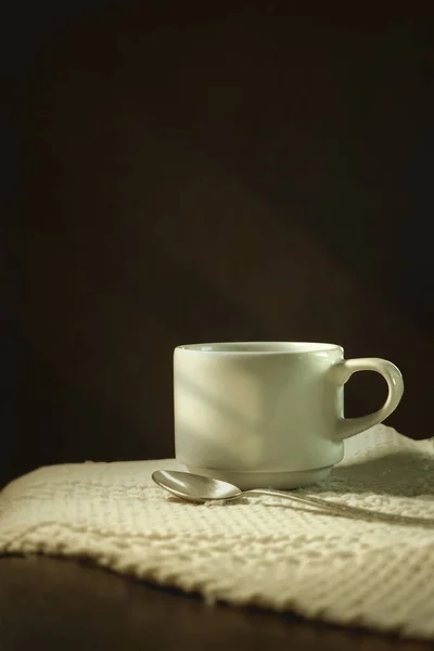 Closeup Shot White Coffee Cup Spoon Fabric Dark Background — Stock Photo, Image