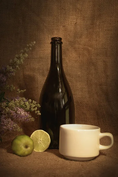 Primer Plano Una Naturaleza Muerta Una Botella Vino Una Taza —  Fotos de Stock