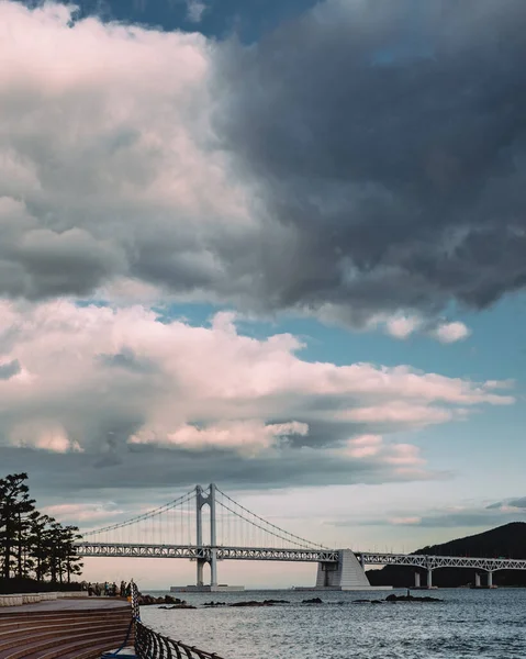 Μια Σύγχρονη Μεγάλη Γέφυρα Πάνω Από Θάλασσα Μια Συννεφιασμένη Μέρα — Φωτογραφία Αρχείου