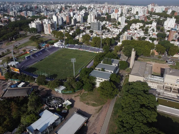 Campo Futebol Cidade Cercado Por Edifícios Vistos Cima — Fotografia de Stock