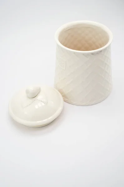 陶瓷壶的垂直截图 用白色隔开 — 图库照片