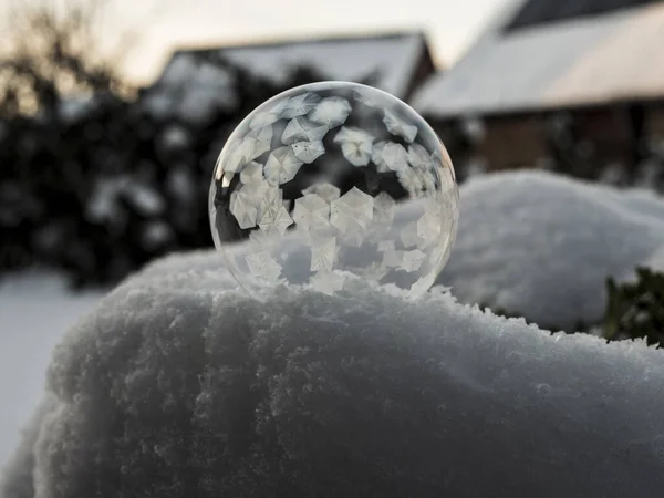 Eine Nahaufnahme Von Schnee Und Einer Transparenten Kugel — Stockfoto