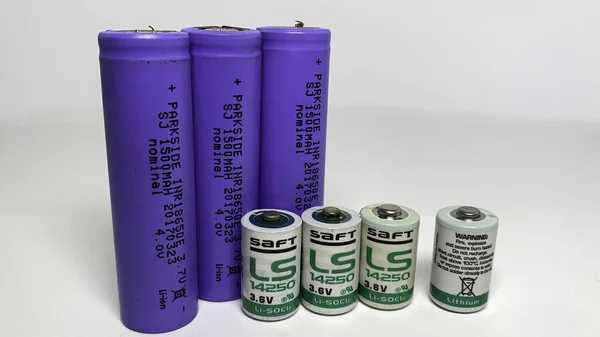 Neots Förenade Kungariket Maj 2021 Närbild Litiumbärbara Batterier Vit Surfac — Stockfoto