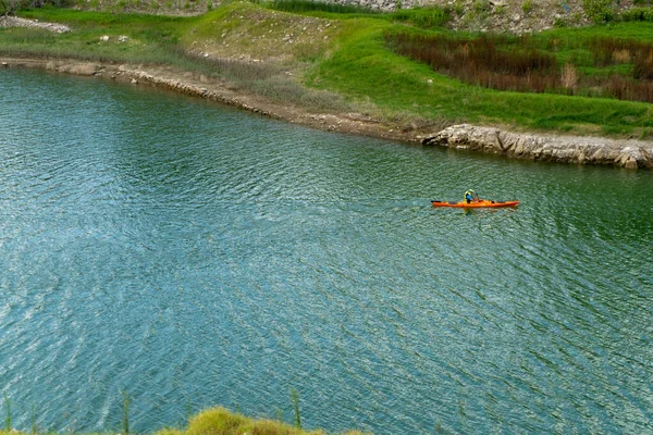 Egy Azúri Egy Csónakkal Zöld Part Közelében — Stock Fotó