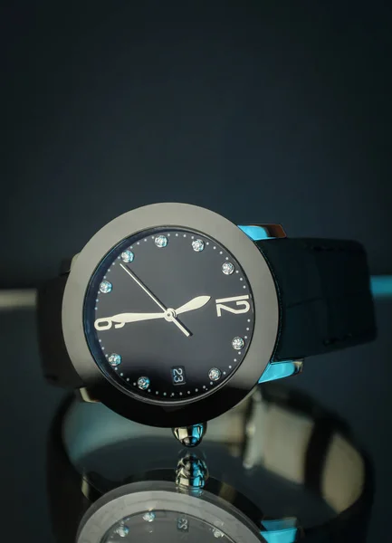 Nahaufnahme Einer Armbanduhr Mit Einem Armband Auf Einer Reflektierenden Oberfläche — Stockfoto