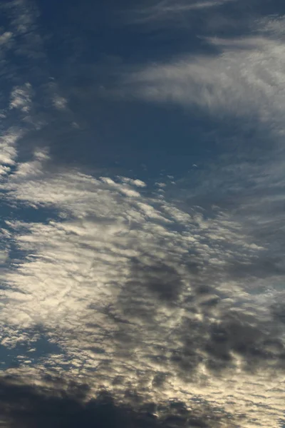 Uma Fina Nuvem Céu Azul Durante Nascer Sol — Fotografia de Stock