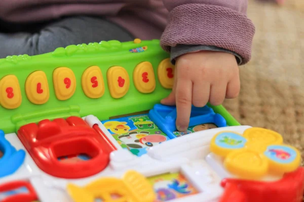 Barnets Händer Leker Med Pedagogiska Leksak Lekplats — Stockfoto