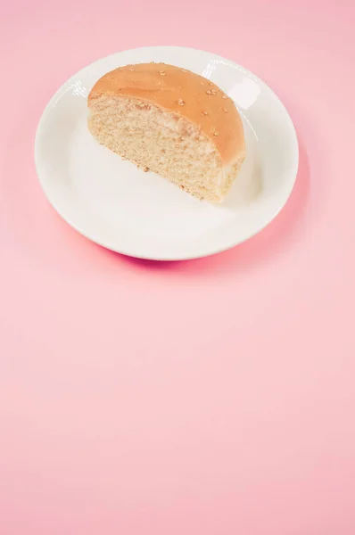 Een Verticaal Shot Van Half Brood Broodje Een Plaat Geïsoleerd — Stockfoto