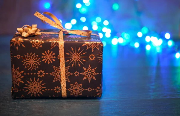 Caja Regalo Navidad Sobre Una Superficie Azul Con Fondo Borroso — Foto de Stock