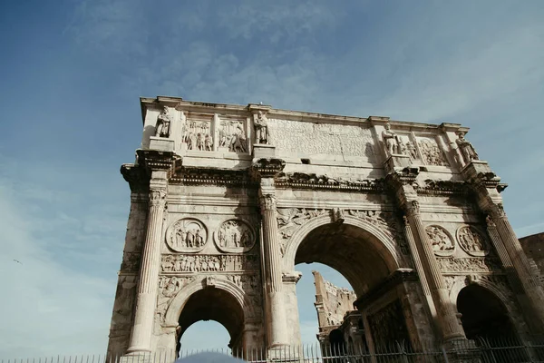 Der Bogen Von Konstantin Rom Italien Unter Blauem Himmel — Stockfoto