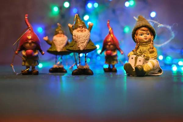 파란색 표면에 크리스마스 장난감 — 스톡 사진