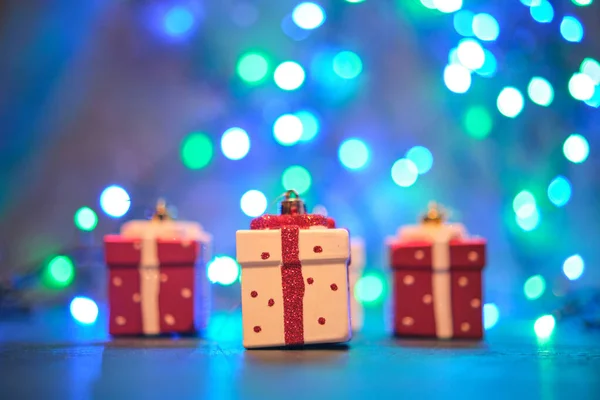 Caixas Presente Natal Uma Superfície Azul Com Fundo Borrado — Fotografia de Stock