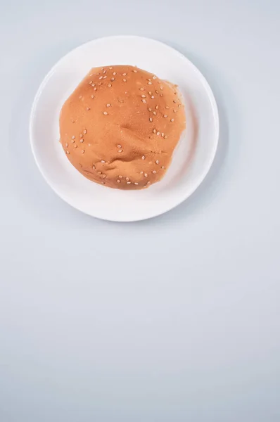 งแนวต งของขนมป งขนมป งบนจานท แยกก นบนพ นหล ขาว — ภาพถ่ายสต็อก