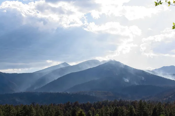 Fumaça Subindo Das Montanhas Durante Incêndio Florestal — Fotografia de Stock