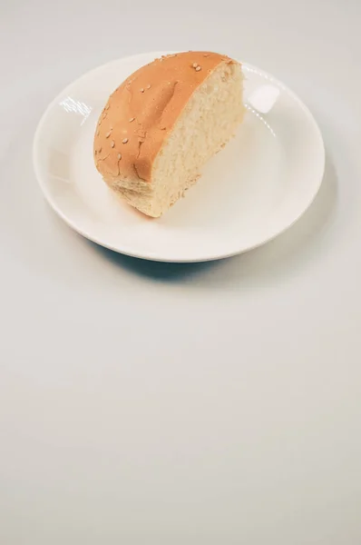 白地に隔離された皿の上で半パンの縦射 — ストック写真